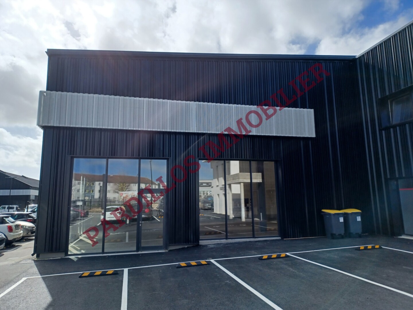 CAEN OUEST - A Vendre - LOCAL COMMERCIAL  - 435MÂ² env. BELLES VITRINES.