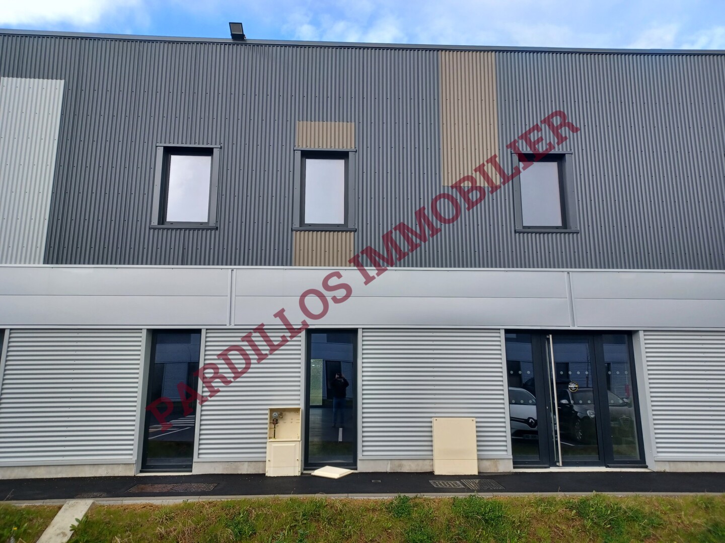 IFS - A vendre - LOCAL NEUF A USAGE DE BUREAUX - 340 mÂ²