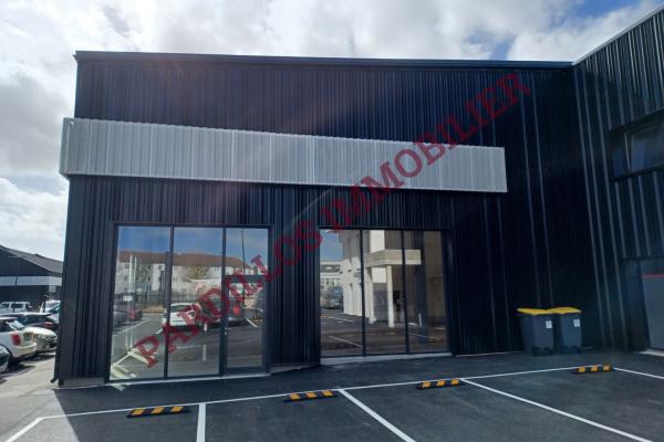 CAEN OUEST - A Louer - LOCAL COMMERCIAL  - 435M² env. BELLES VITRINES.