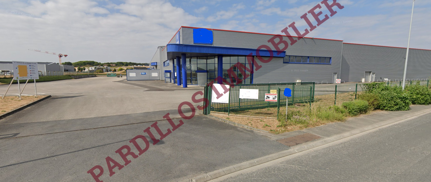 BRETTEVILLE SUR ODON - A Louer - Local commercial de 2 594  m² avec showroom et des bureaux sur 1 094 m²+ 1 entrepôt de 1 500 m²