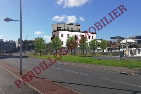 MONDEVILLE - A Louer - Dans un nouvel immeuble LOCAUX COMMERCIAUX & BUREAUX dès 30 m² - Montage d'opération immobilière en Normandie MONDEVILLE - A Louer - Dans un nouvel immeuble LOCAUX COMMERCIAUX & BUREAUX dès 30 m²